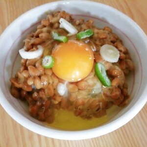 冷凍焼きおにぎりの納豆卵かけご飯